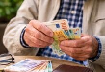 Συντάξεις Μαΐου 2026: Πότε πληρώνονται απόστρατοι και συνταξιούχοι ανά ταμείο Ηλικιωμένο άτομο μετρά χαρτονομίσματα ευρώ πάνω σε τραπέζι, δίπλα σε πορτοφόλι, γυαλιά και κέρματα.