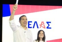 Τσίπρας: Ο «νέος πατριωτισμός» της ΕΛΑΣ απέναντι στη δεξιά ρητορική Αλέξης Τσίπρας στην παρουσίαση της ΕΛΑΣ με φόντο το λογότυπο του νέου κόμματος