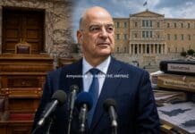 Δένδιας: Τι φοβάται και αποφεύγει τη Βουλή; Ο Νίκος Δένδιας μπροστά από μικρόφωνα, με φόντο τη Βουλή, άδεια κοινοβουλευτικά έδρανα και φακέλους για εξοπλιστικά και κοινοβουλευτικό έλεγχο.