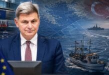 Φαραντούρης: Στην Κομισιόν η τουρκική «επιτήρηση» αλιείας με φόντο τη Γαλάζια Πατρίδα Ο Νικόλας Φαραντούρης με φόντο το Αιγαίο, αλιευτικά σκάφη, θαλάσσιες ζώνες και τουρκική παρουσία, σε σύνθεση για την τουρκική «επιτήρηση» αλιείας.