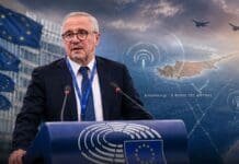 Μανιάτης στην Κομισιόν: Να σταματήσουν οι τουρκικές προκλήσεις στην Κύπρο Γιάννης Μανιάτης σε σύνθεση με ευρωπαϊκές σημαίες, χάρτη της Κύπρου και μαχητικά αεροσκάφη για το θέμα των τουρκικών προκλήσεων στην Κύπρο.