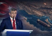 Τουρκία: Το σχέδιο Νταβούτογλου για το Ορμούζ που αφορά την Ελλάδα Ο Αχμέτ Νταβούτογλου στο Delphi Forum Slemani, με φόντο την Τουρκία, τα Στενά του Ορμούζ, δεξαμενόπλοιο και ενεργειακές εγκαταστάσεις.